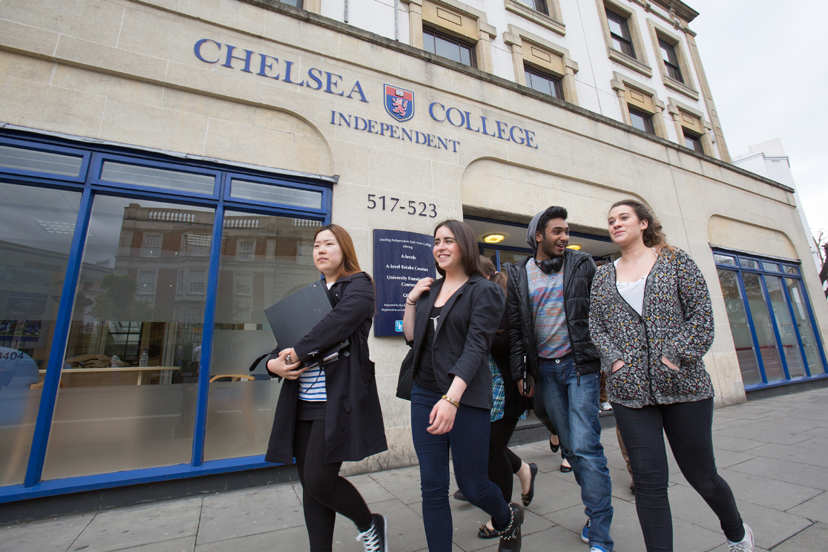 تعدادی از دانش آموزان کالج CHELSEA که در رشته پزشکی از دانشگاه ها پذیرش گرفتند